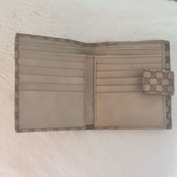 Vintage GUCCI W Hook Purse made from Gutchishima leather with a dust bag. - Picture 4 of 10